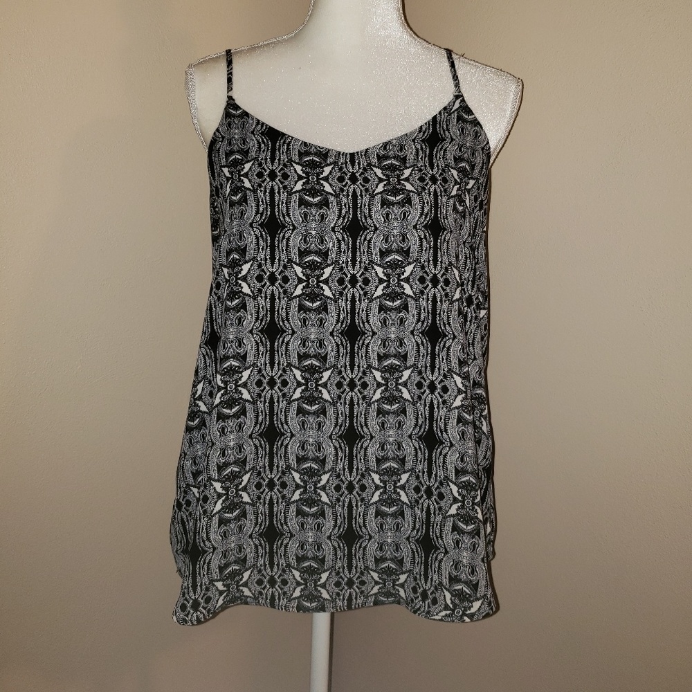 ❤Pink Republic Blk and White Top SZ M.  Super cute